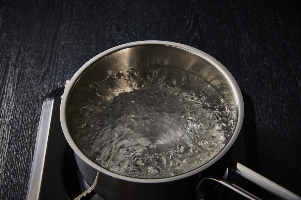 熱湯　鍋　写真