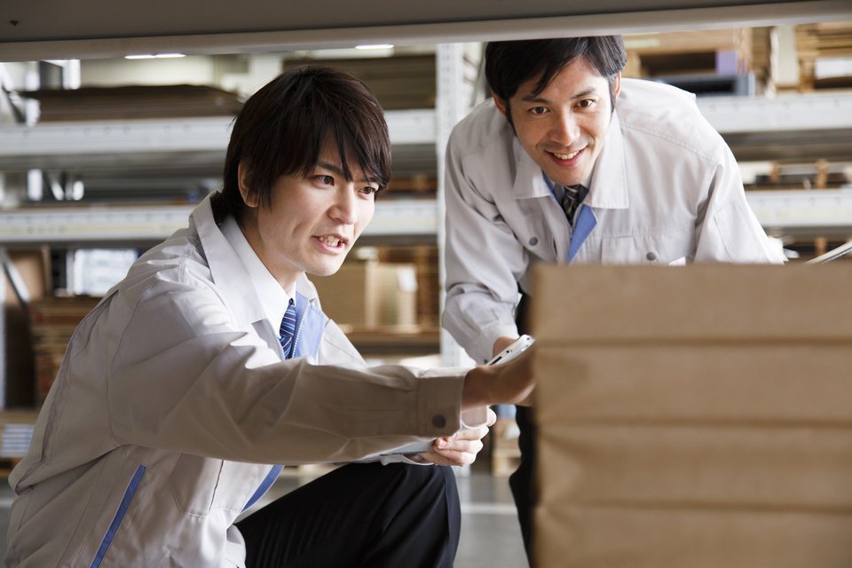 商品管理　男性　2人　写真