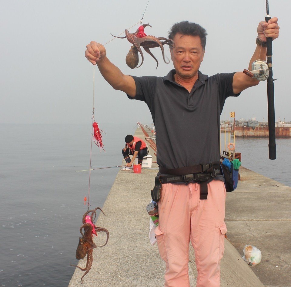 マダコ　男性　堤防　写真