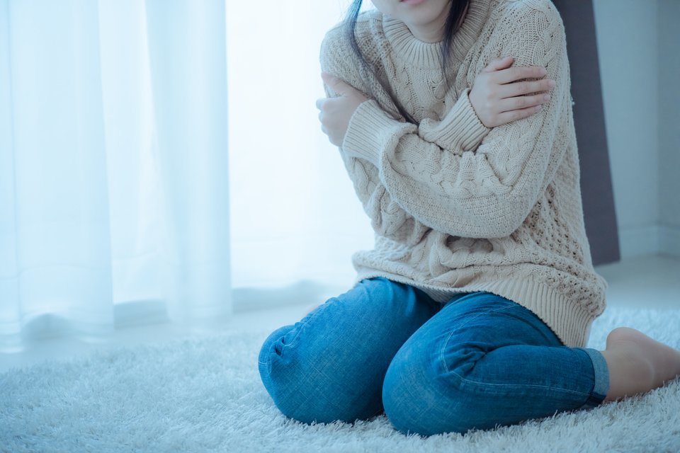 凍える 女性 写真