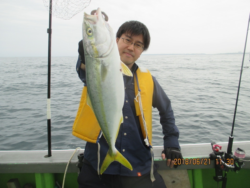 速攻取材 茨城県 大洗沖で健清丸がイナダやヒラメなど多くの魚種の釣り上げに成功 シケの後にもかかわらずジギングで釣果を出すコツとは 今後の海況も交えてインタビューしました 6 21 17 30更新 Sotoshiru ソトシル