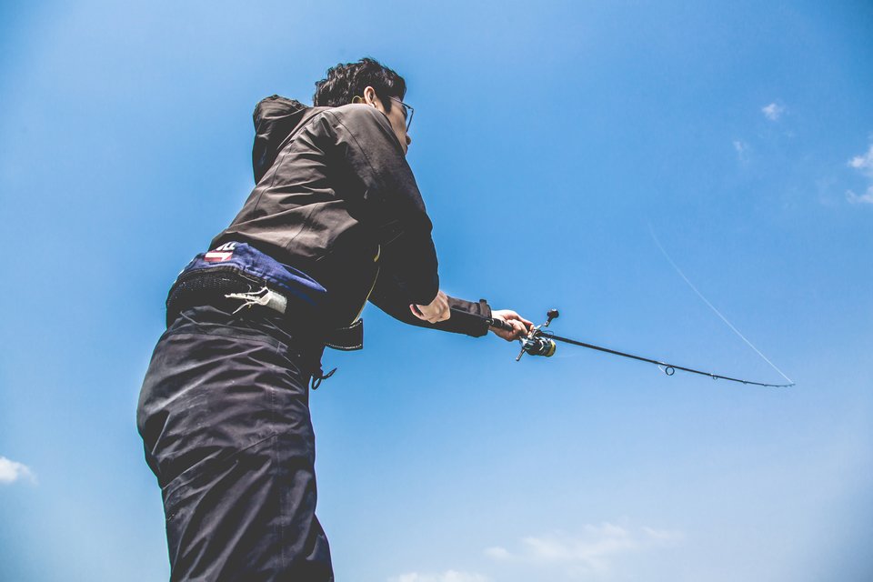 男性　釣り　写真