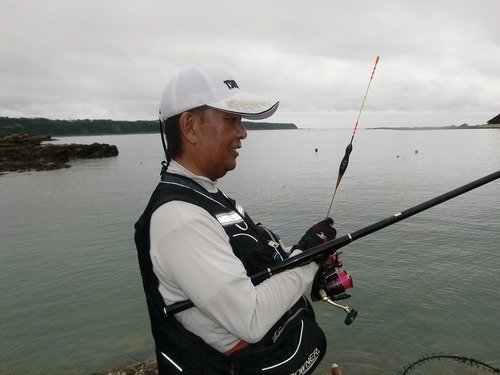 男性 釣り竿 棒ウキ 海 写真