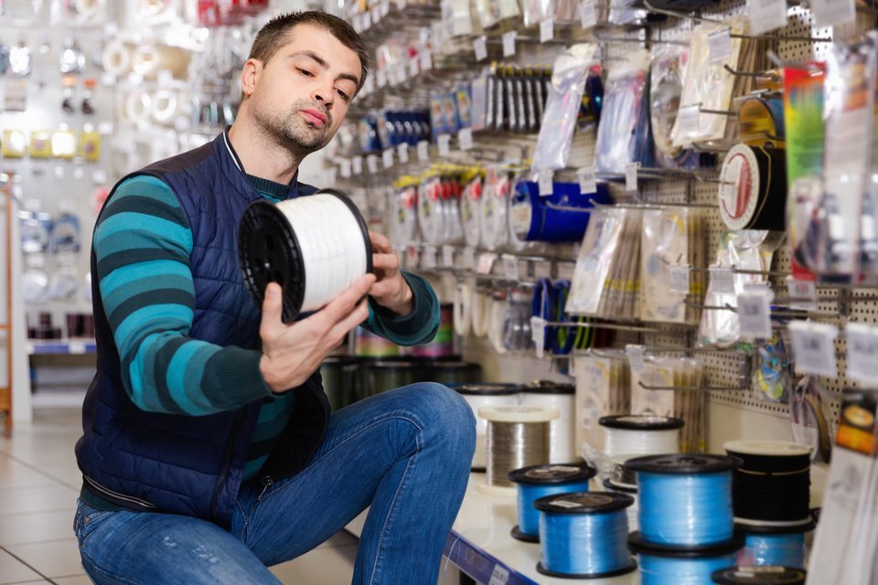釣り　男性　釣り糸