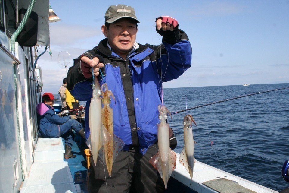ヤリイカ釣りは強い引きがクセになる！胴長40cmを超えるパラソル級を狙え！ヤリイカ釣りのおすすめタックルから釣り方、食べ方までを徹底解説！