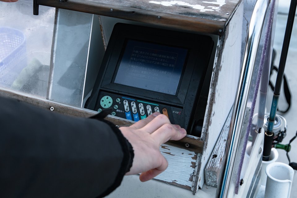 魚群探知機　腕　写真