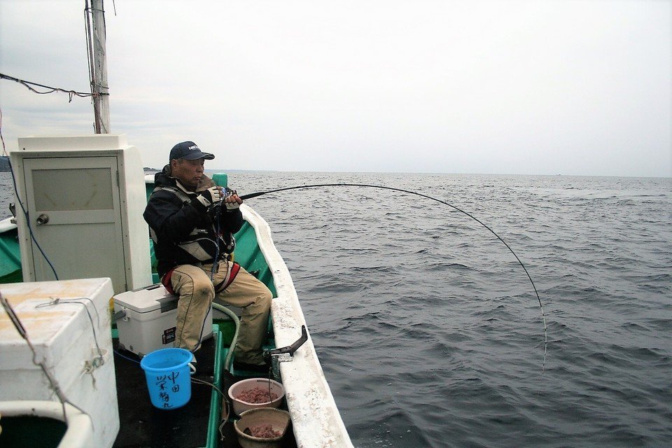 男性　釣り船　釣り竿　海　写真