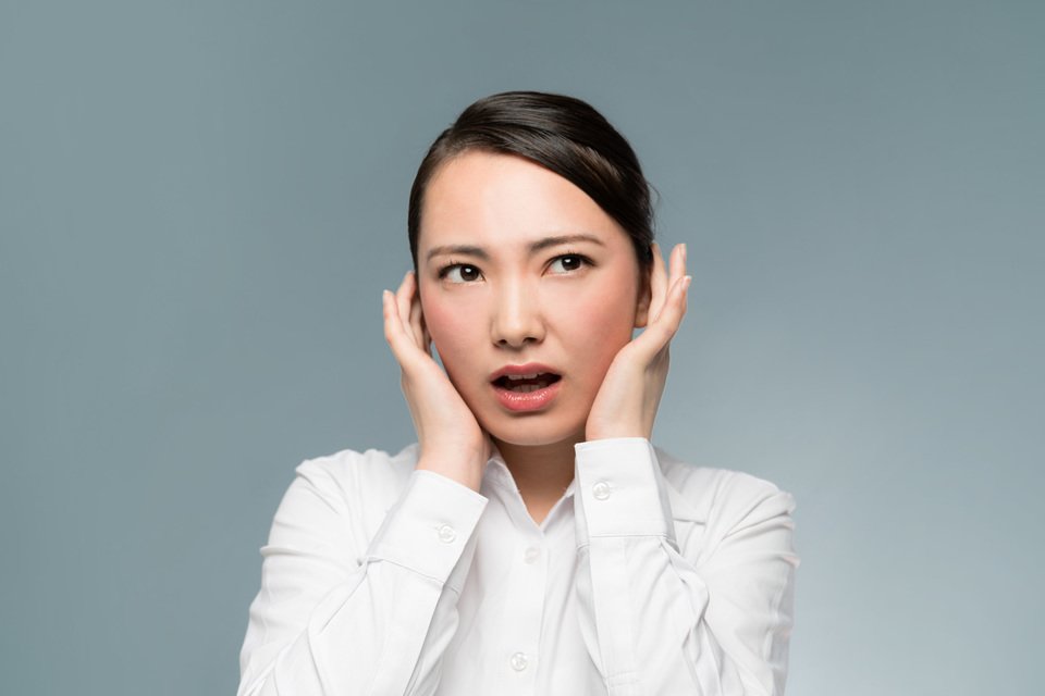女性 騒音 うるさい 写真