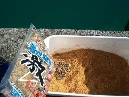 サナギミンチ　ダンゴベース　手　写真