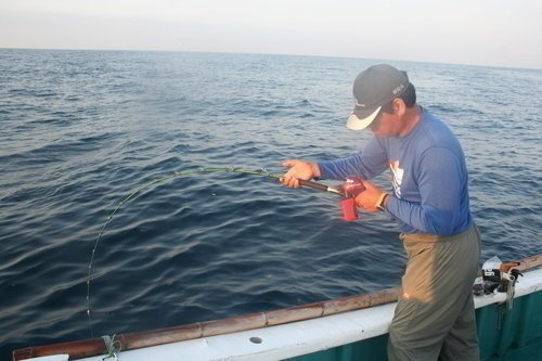 男性　釣船　釣り竿　写真