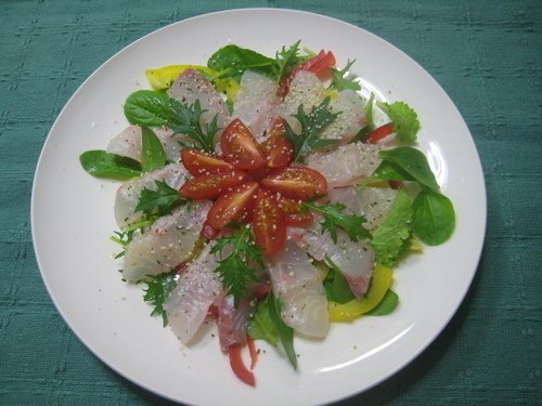 カレイ　トマト　パプリカ　水菜　グリーンリーフ　皿　写真