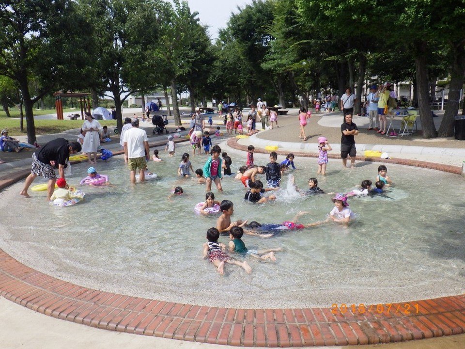 公園　噴水　子ども　写真