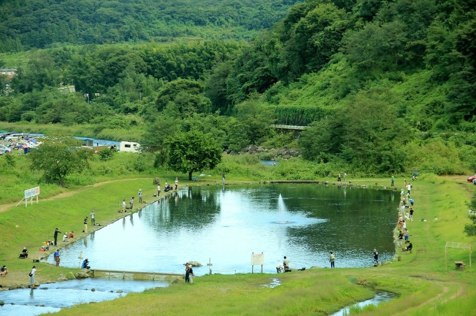 釣り堀　森林　釣り人　写真