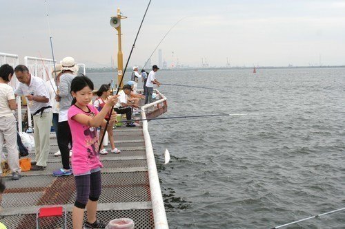 魚釣り公園　子供　釣り人　釣り竿　海　写真