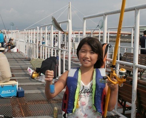 女の子　釣り竿　アジ　釣り公園　写真