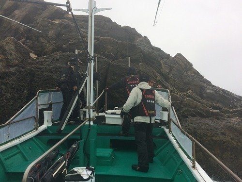 渡船 釣り人 釣り道具 磯 写真