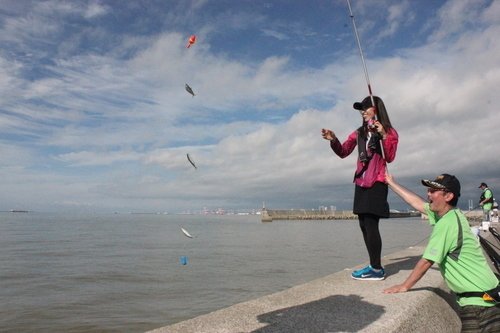 女性　男性　釣り竿　ケーソン　海　青空　写真