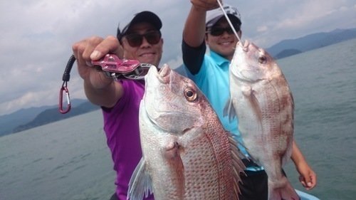 マダイ　釣り人　海　写真