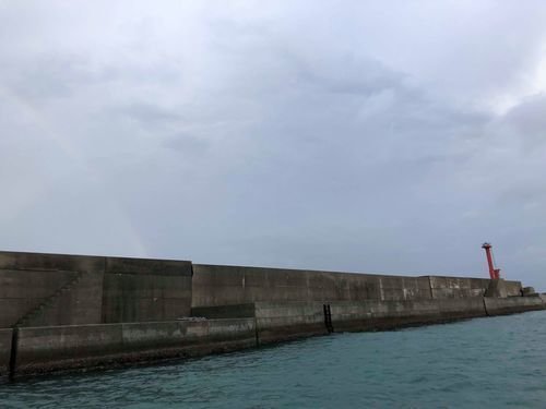 由良の沖　海　堤防　曇り空　写真