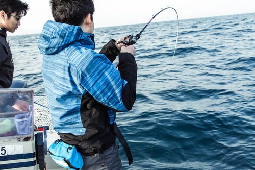 釣り人　男性　釣り竿　海　釣船　写真