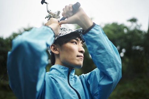 釣り人　男性　釣り竿　リール　写真