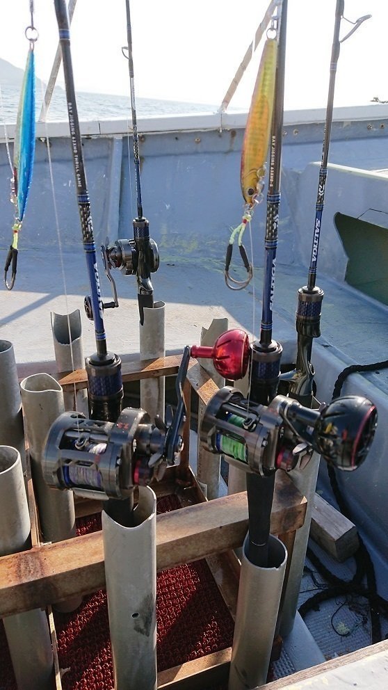 ロッド　リール　ジグ　釣船　写真