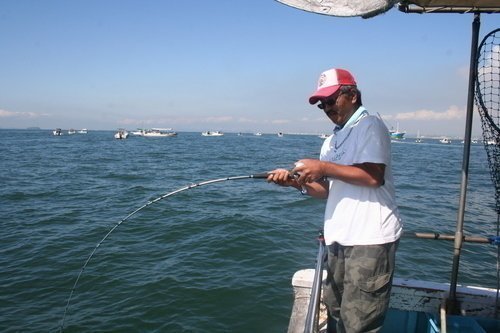 男性　釣り人　釣り竿　海　釣り船　写真