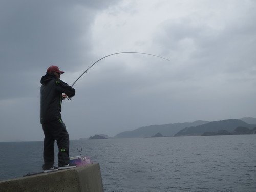 釣り人　男性　防波堤　空　海　写真