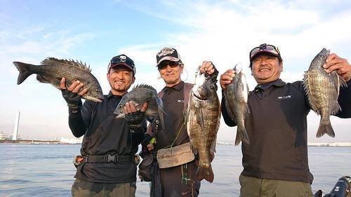 釣り仲間　男性　クロダイ　海　写真　