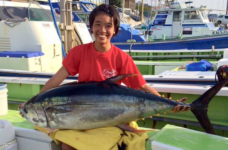 女性　魚　写真