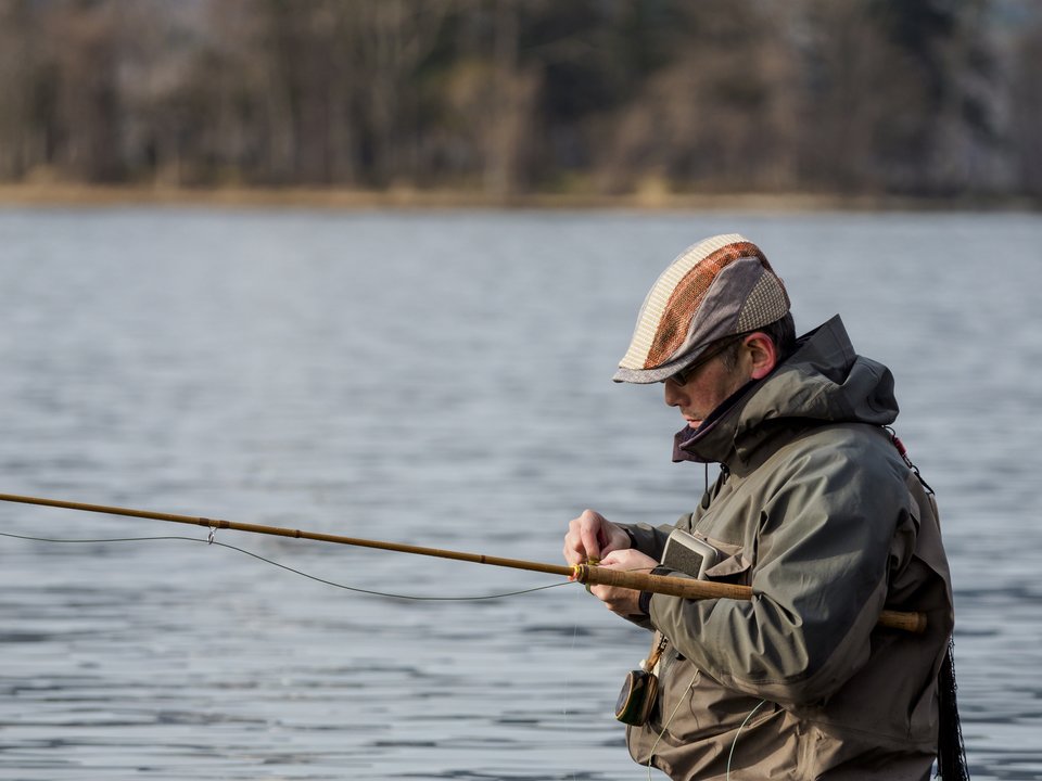 男性　釣り竿　写真
