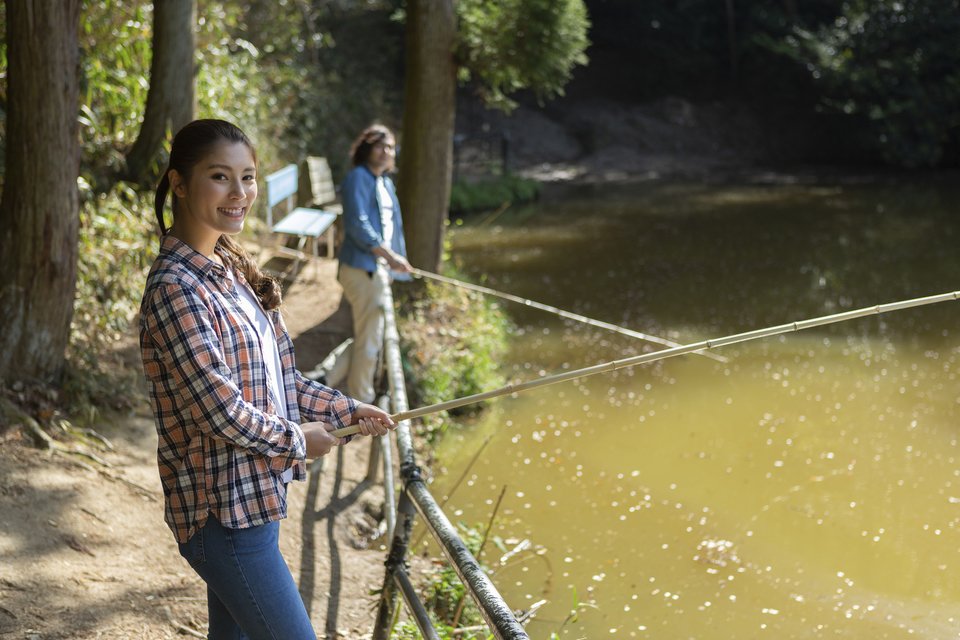 女性　男性　釣り竿　つり堀　写真　