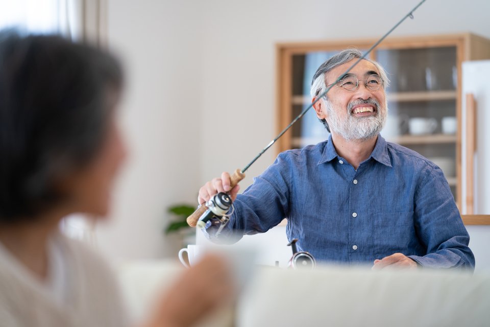 男性　釣り竿　写真