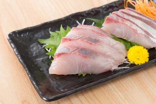 カンパチ お刺身 お皿 大葉 つま 人参 菊 写真