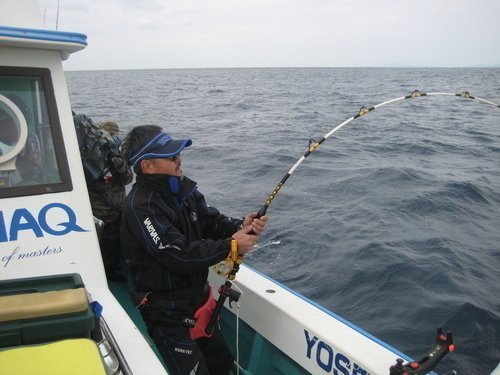 男性　釣り人　釣り竿　釣船　海　写真