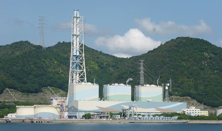 発電所　建物　海　写真