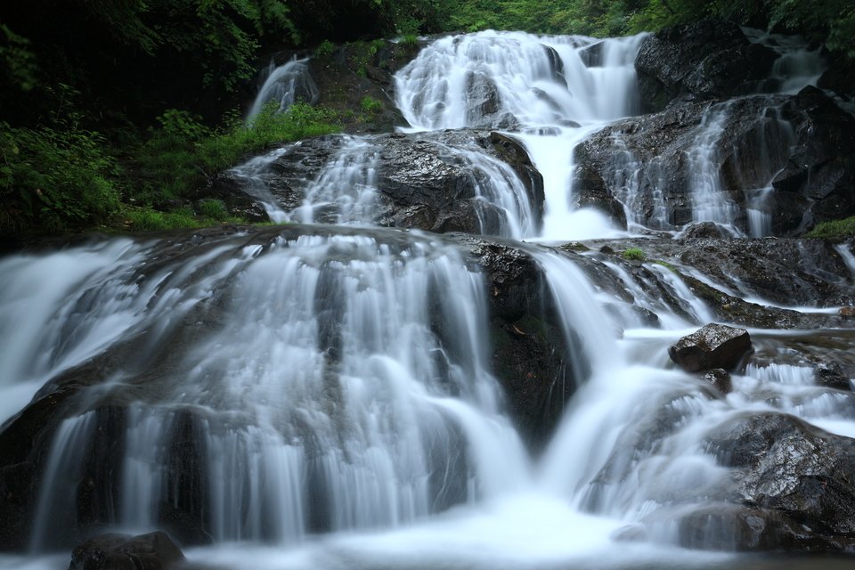 滝 岩 写真