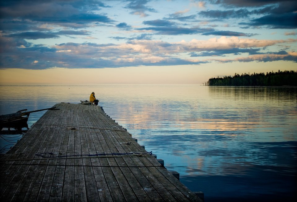 釣り人 埠頭 海 空 雲 写真