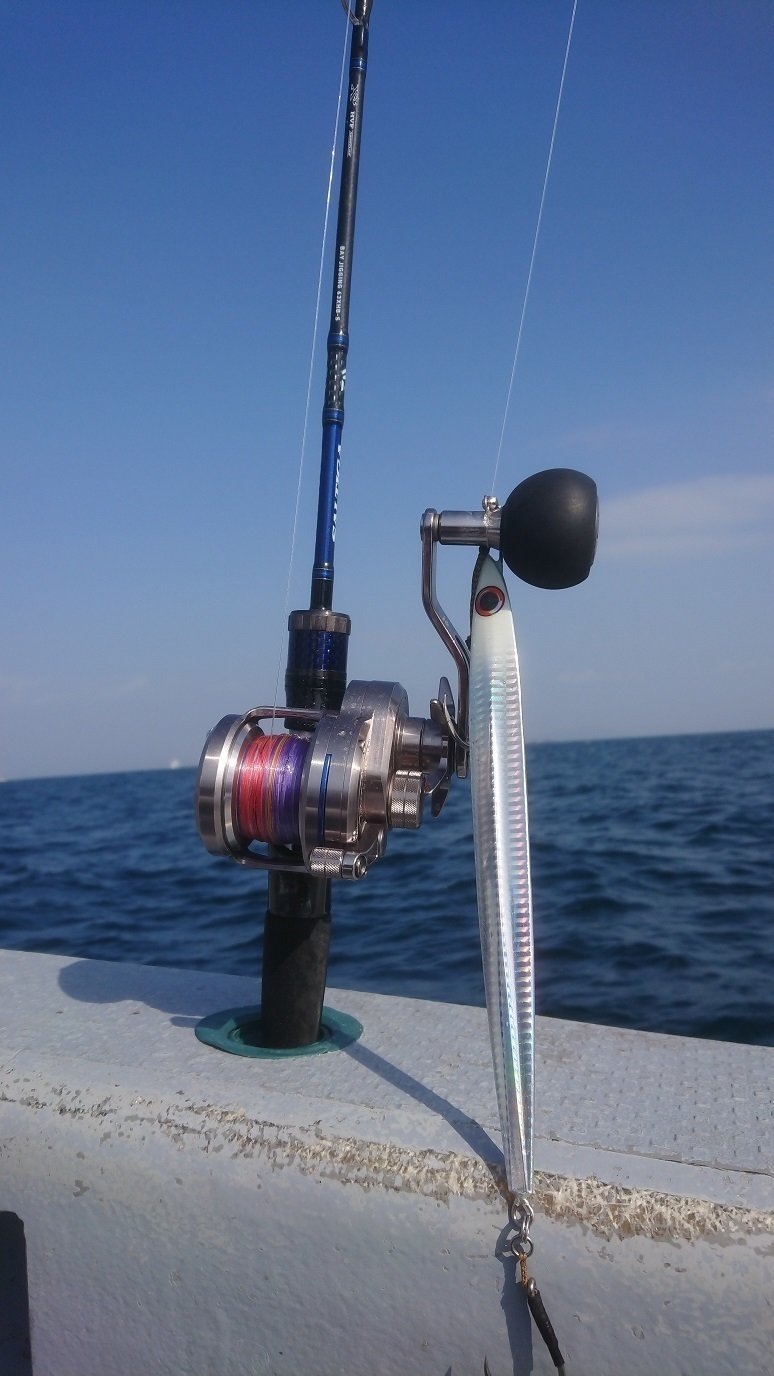 釣り竿　リール　ジグ　海　青空　写真