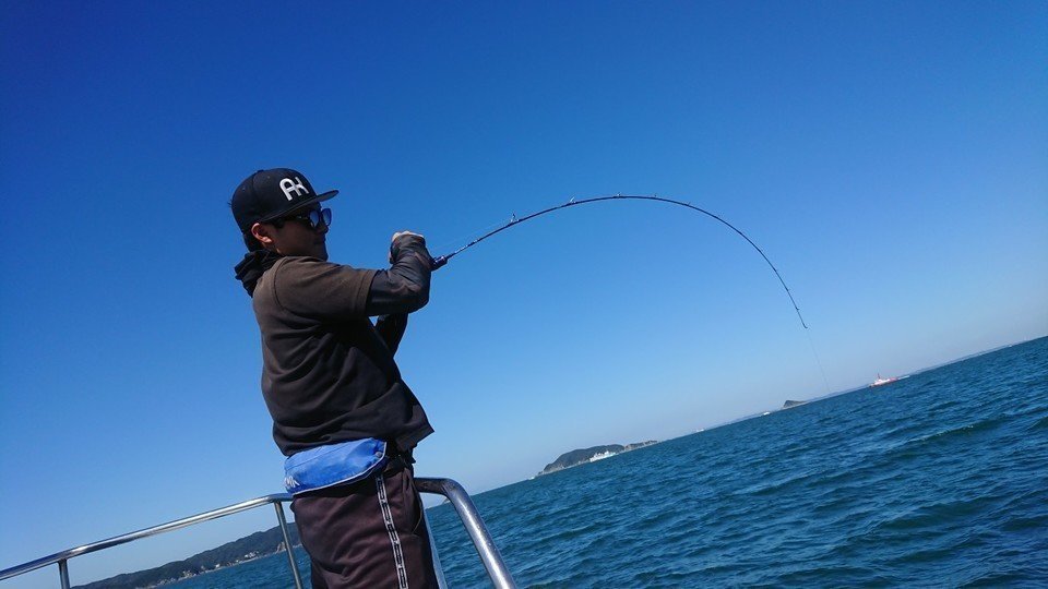 釣り人　男性　釣り竿　釣船　海　青空