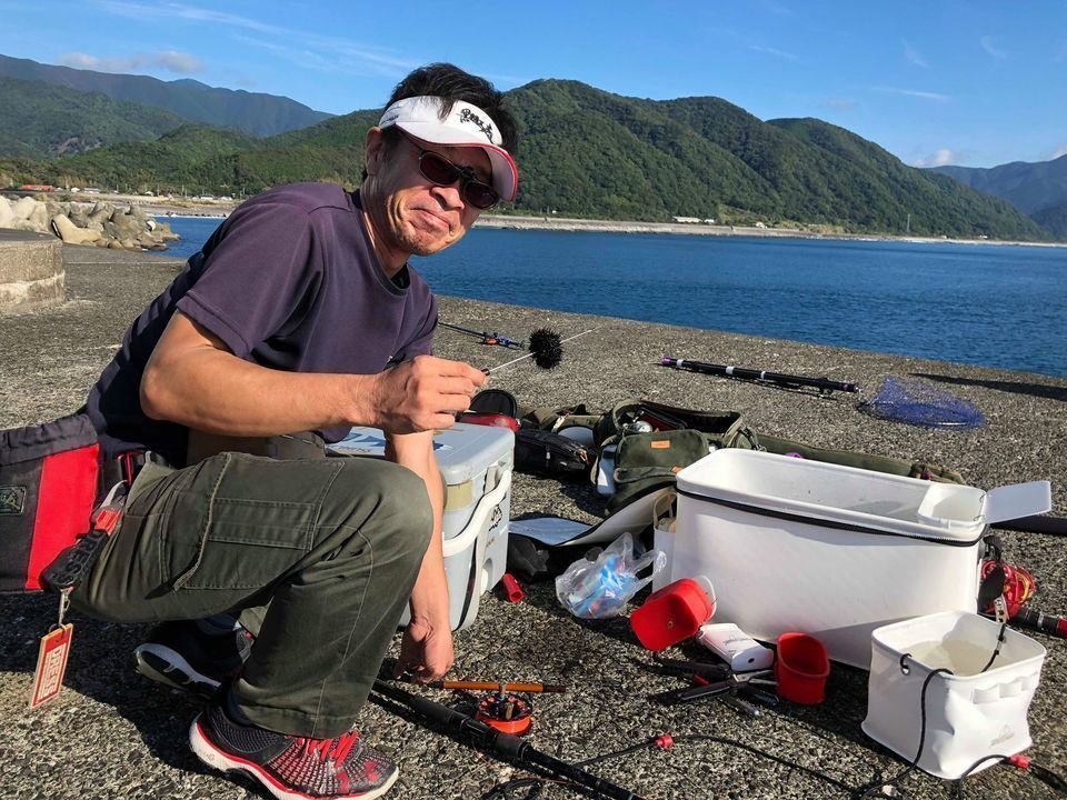 男性　堤防　釣り　ガンガゼ　ウニ通し
