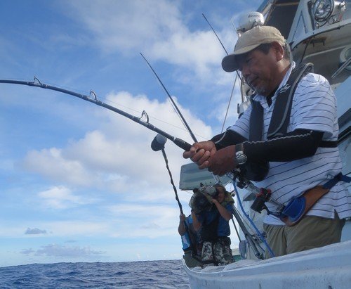男性 釣り人 釣船 釣り竿 海 青空 写真