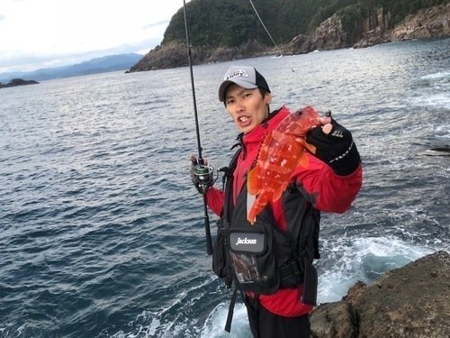 釣り人　男性　釣り竿　アカハタ　海　写真