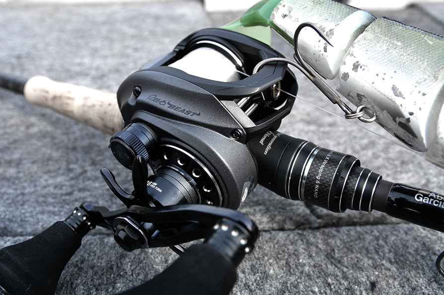 アブガルシアのマットブラック基調なベイトリール写真