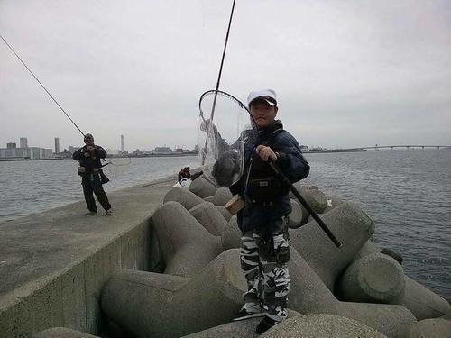 神戸和田防　釣り人　男性　釣り竿　タモ　クロダイ　海　写真