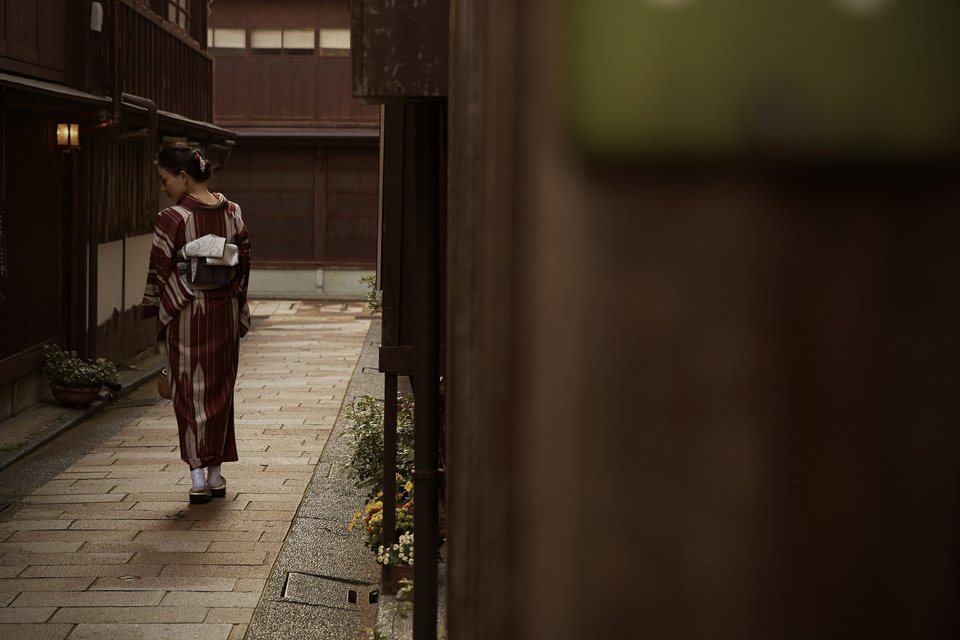 女性 着物 石畳 路地 家 写真