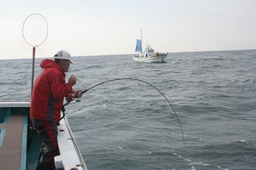 釣り人 男性 釣り竿 釣船 海 写真