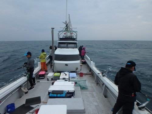 釣り人 釣船 クーラーボックス 海 写真