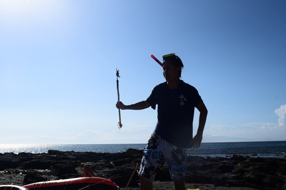 男性　水中銃　写真