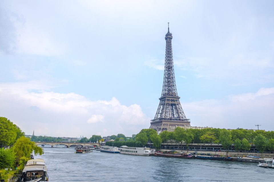 エッフェル塔　セーヌ川　青空　船　写真